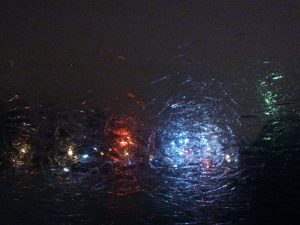 стекло автомобиля после ледяного дождя